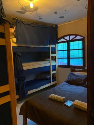 1 queen bed, 6 bunk beds