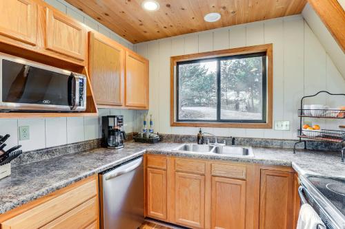 Hot Tub & Barrel Sauna! Lakefront Innsbrook Chalet in Warrenton (MO)