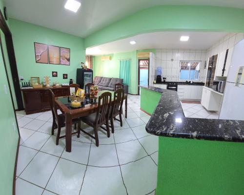 Apartamento Completo na Praia de Bombas - 3 quartos - 10 pessoas – khách sạn tại Bombas