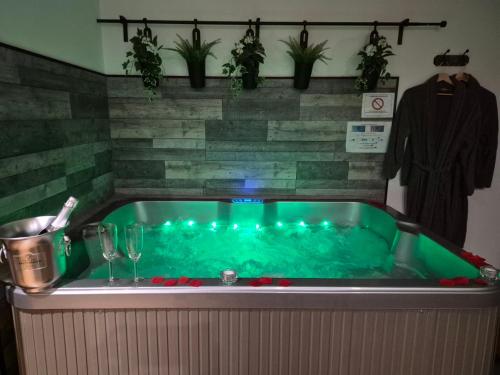 熱水浴缸, Cosy Corner - Appartement spa - Jacuzzi in 瑪律薩奈拉科特