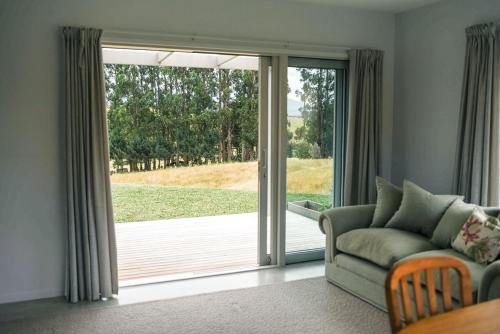 Mountain Views and Great Location Private 2BR home in Upper Moutere