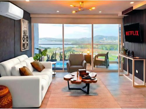 Dominique Luxury - 1 BR - Private Jacuzzi - 13th Floor