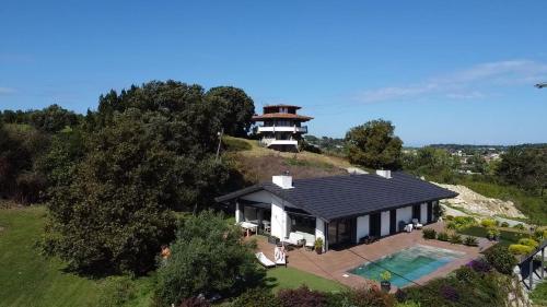 Villa in Getxo with pool, garden, 10 min to the beach & 5 to metro gîte à louer Real Sociedad de Golf de Neguri