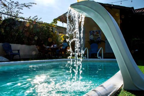 Bassein, Roxys Inn in Boca Chica