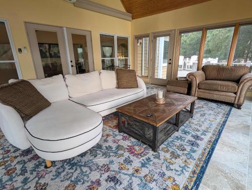 Lake Days Getaway - Lakeside Family Escape Near Hillsborough in 希爾斯伯勒