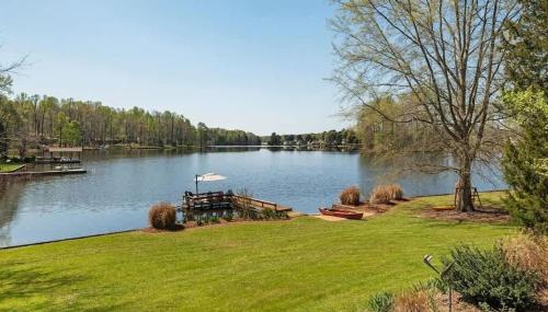 Lake Days Getaway - Lakeside Family Escape Near Hillsborough in 希爾斯伯勒
