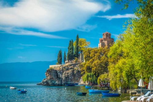 2BR Lakeside & Panoramic Balcony - Pogradec, Lake Ohrid, Pogradec (foto 6)