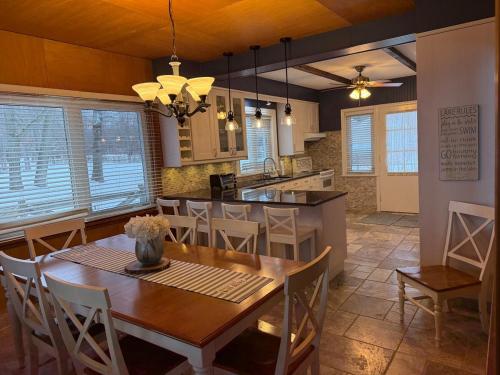 Private Lakehouse Getaway Hot Tub on the Water in 塞文港(ON)