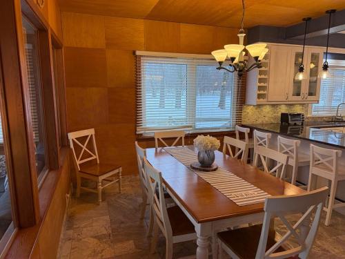 Private Lakehouse Getaway Hot Tub on the Water in 塞文港(ON)