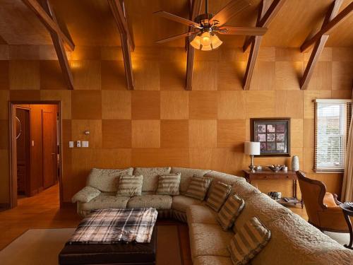 Private Lakehouse Getaway Hot Tub on the Water in 塞文港(ON)
