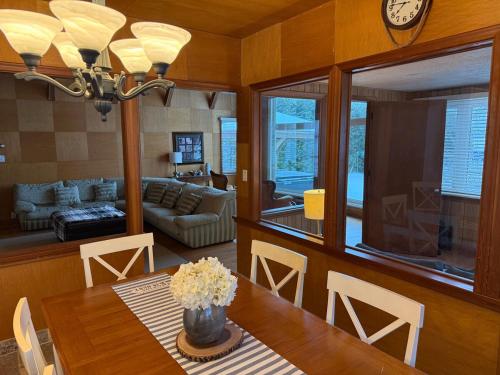 Private Lakehouse Getaway Hot Tub on the Water in 塞文港(ON)
