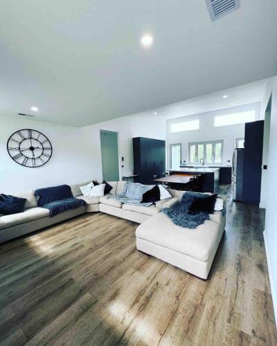Riverside retreat with a large 4 bedroom home in Bridgewater on Loddon