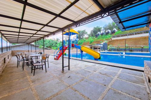 Swimming pool, RedDoorz @ Rosa Glamping And Pool Ciparay in Bojongsoang