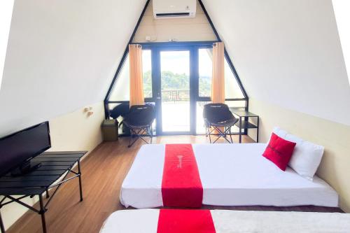 RedDoorz @ Rosa Glamping And Pool Ciparay in Bojongsoang