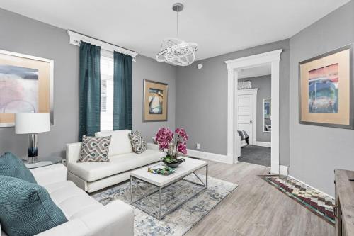 Elegant 1BR Workspace Near Parks and Summit Lake