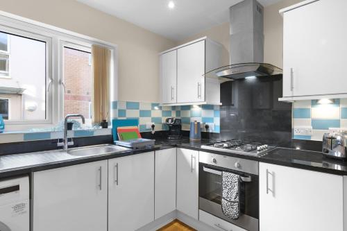 Heathrow Living Apartments by 360 Stays - Apt 01 - image 11