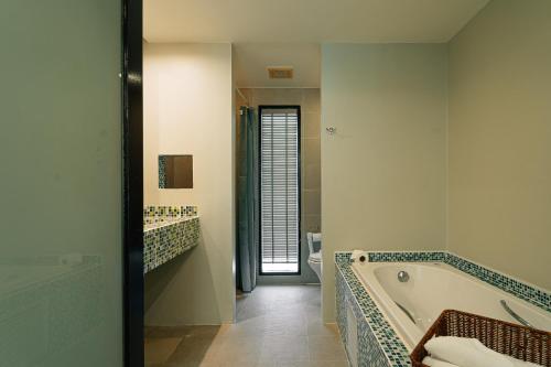 room detail thumbnail 2