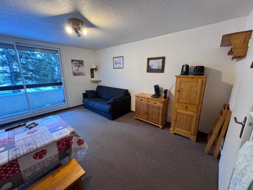 Appartement LE ROC ROUGE aux pieds des pistes in Montgellafrey