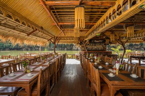 리버 콰이 정글 래프츠 리조트 (River Kwai Jungle Rafts Resort) in 사이 욕