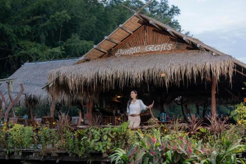 리버 콰이 정글 래프츠 리조트 (River Kwai Jungle Rafts Resort) in 사이 욕
