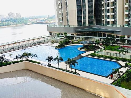 Swimming pool, Sea view duplex, next to Singapore near Springside Park
