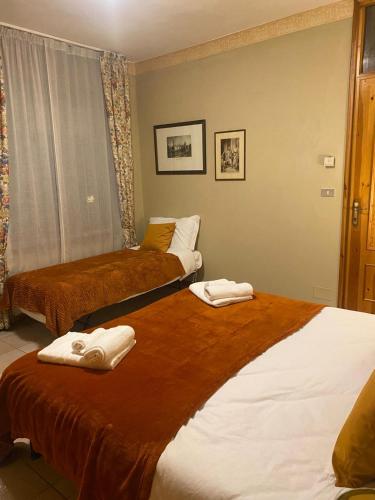 1 queen bed, 1 twin bed