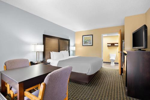 Quality Inn Perry - National Fairgrounds Area Room Type - King Room - Accessible/Non-Smoking