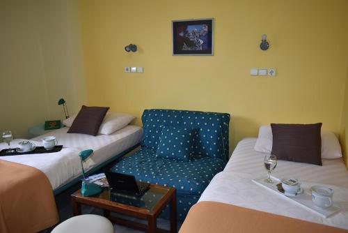 4 twin beds