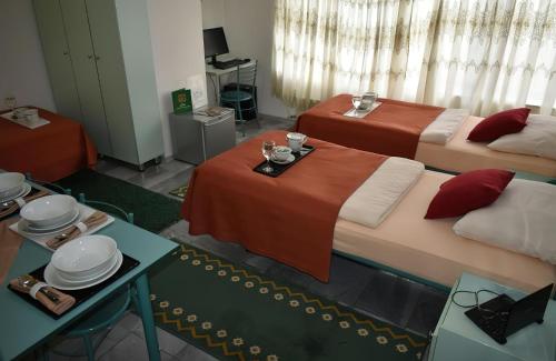 3 twin beds