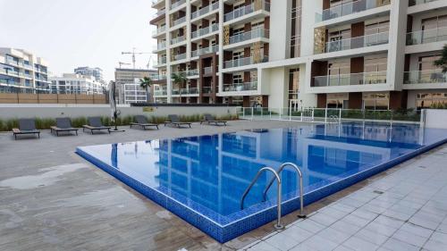 Stylish Pool-View Studio w/ Balcony & King Bed