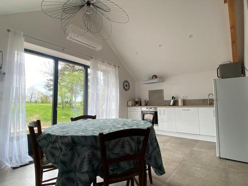 La Grange du Contour Maison rénovée avec terrasse - Linge de maison & Ménage en option (La Grange du Contour Maison renovee avec terrasse - Linge de maison & Menage en option) in Salles-Courbaties