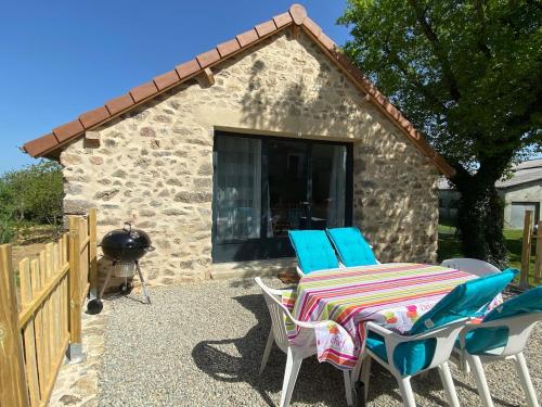 La Grange du Contour Maison rénovée avec terrasse - Linge de maison & Ménage en option (La Grange du Contour Maison renovee avec terrasse - Linge de maison & Menage en option) in Salles-Courbaties