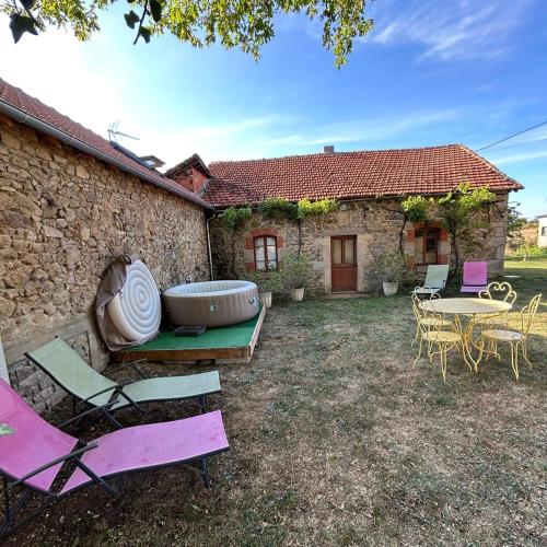 La Grange du Contour Maison rénovée avec terrasse - Linge de maison & Ménage en option (La Grange du Contour Maison renovee avec terrasse - Linge de maison & Menage en option) in Salles-Courbaties