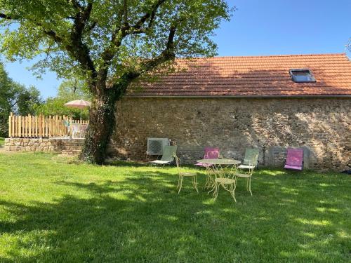 La Grange du Contour Maison rénovée avec terrasse - Linge de maison & Ménage en option (La Grange du Contour Maison renovee avec terrasse - Linge de maison & Menage en option) in Salles-Courbaties