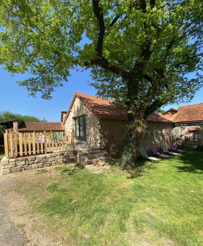 La Grange du Contour Maison rénovée avec terrasse - Linge de maison & Ménage en option (La Grange du Contour Maison renovee avec terrasse - Linge de maison & Menage en option) in Salles-Courbaties