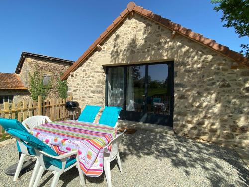 La Grange du Contour Maison rénovée avec terrasse - Linge de maison & Ménage en option (La Grange du Contour Maison renovee avec terrasse - Linge de maison & Menage en option) in Salles-Courbaties