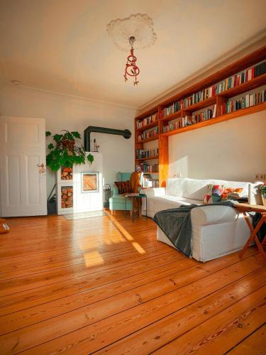 Sunny apartment in a great location in Tempelhof