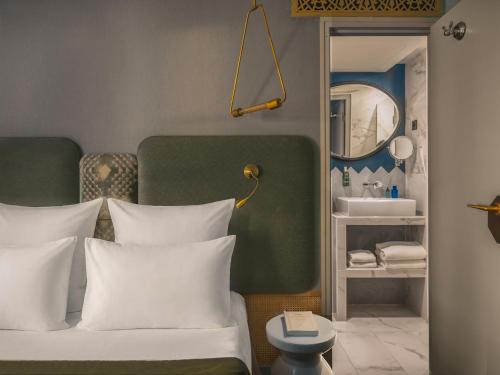 Handsome Hotel By Elegancia - image 13