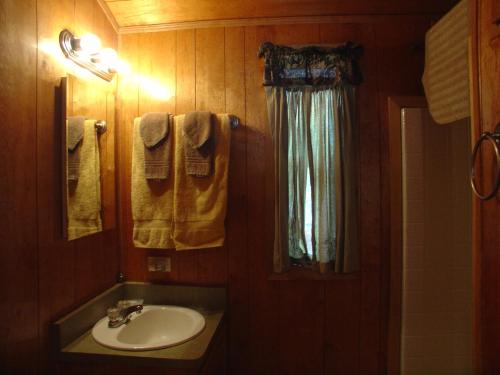 Idyllwild Camping Resort Cabin – Idyllwild, CA