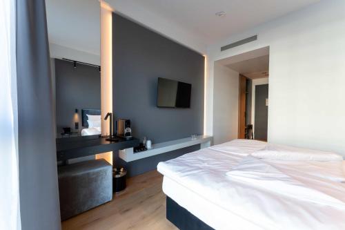 Frames Hotel GmbH Room Type - Deluxe Double Room