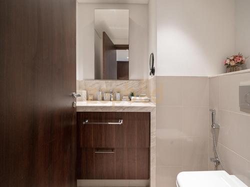 Luxury 2BR at Boulevard Point | Walk to Dubai Mall - image 8