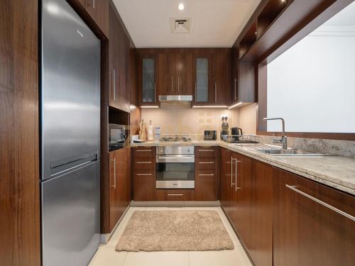 Luxury 2BR at Boulevard Point | Walk to Dubai Mall - image 6