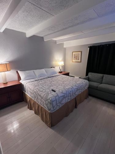 Regency Inn - image 10