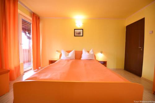 1 queen bed, 2 twin beds