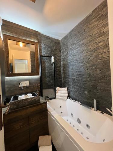 Pour 4 personnes, exceptionnel, au calme, vue époustouflante, terrasse, Tout pédestre à 10m du funiculaire, jacuzzi balnéothérapie