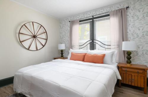 5 mins to downtown 3 Kings Old Salem Sanctuary – khách sạn tại West Salem