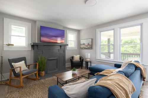 The Hilltop Haven HISTORIC West Salem Charm 5 Mins to Downtown Hospitals Walk to Greenway – khách sạn tại West Salem