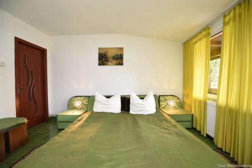 3 twin beds