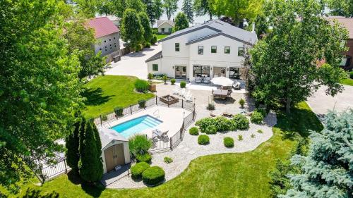 . Spacious Family Gem Near Lake & State Park with Pool and Hot Tub