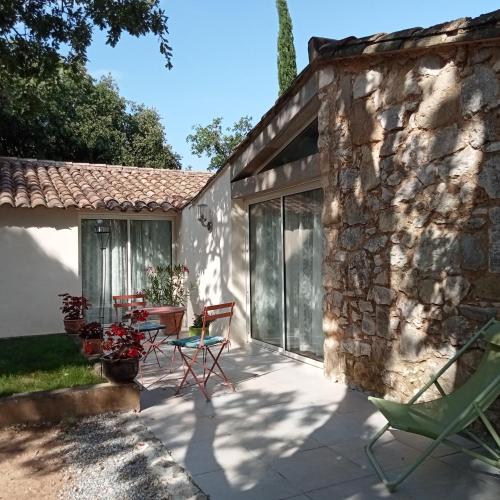 Exterior view, Sous les chenes in Lussan